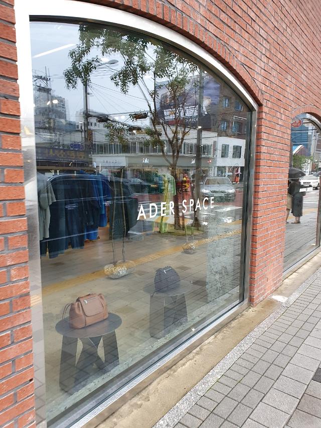 Cửa hàng quần áo Ader Error ở Seongsu-dong Seoul ẢnhInternet
