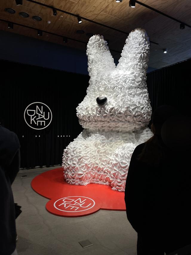 Loại bánh kem mô phỏng hình con thỏ của Nudake sản phẩm kết hợp với nhóm nhạc NewJeans ẢnhYonhap News