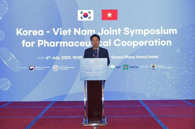Chang Byung-won phó chủ tịch Hiệp hội Sinh học Dược phẩm Hàn Quốc phát biểu khai mạc Hội thảo chung Hợp tác Việt Nam - Hàn Quốc trong lĩnh vực dược phẩm được tổ chức tại khách sạn Grand Plaza Hanoi ở Hà Nội vào ngày 672023 ẢnhHiệp hội Dược phẩm Sinh học Hàn Quốc