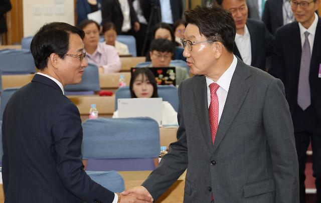 악수하는 권성동 의원과 이원욱 의원
    서울연합뉴스 하사헌 기자  국민의힘 권성동 의원오른쪽과 더불어민주당 이원욱 의원이 22일 오전 서울 여의도 국회에서 열린 국회모빌리티 포럼에서 악수하고 있다 2023622
    toadboyynacokr2023-06-22 104636
저작권자 ⓒ 1980-2023 ㈜연합뉴스 무단 전재 재배포 금지저작권자 ⓒ 1980-2023 ㈜연합뉴스 무단 전재 재배포 금지