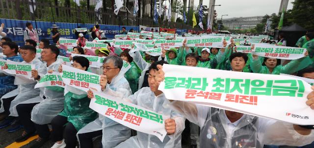 올려라 최저임금 철폐하라 비정규직
    세종연합뉴스 김주형 기자  전국민주노동조합총연맹 관계자들이 29일 오후 세종시 정부세종청사 고용노동부 앞에서 모두를 위한 최저임금 대폭인상 비정규직 철폐를 촉구하는 결의대회를 열고 구호를 외치고 있다 2023629
    kjhpressynacokr2023-06-29 171844
저작권자 ⓒ 1980-2023 ㈜연합뉴스 무단 전재 재배포 금지저작권자 ⓒ 1980-2023 ㈜연합뉴스 무단 전재 재배포 금지