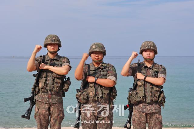 9일 새벽 해안경계작전 영상감시 임무수행 중 강릉 사천진해변 일대에서 바다에 빠진 민간인을 식별해 구조하는데 기여한 육군 제23경비여단 사천소초 김현수 일병가운데이 당시 함께 상황을 조치한 상황반장 류성룡 중사왼쪽와 감시반장 이준기 하사오른쪽와 함께 완벽한 해안경계작전을 다짐하고 있다사진육군 제23경비여단