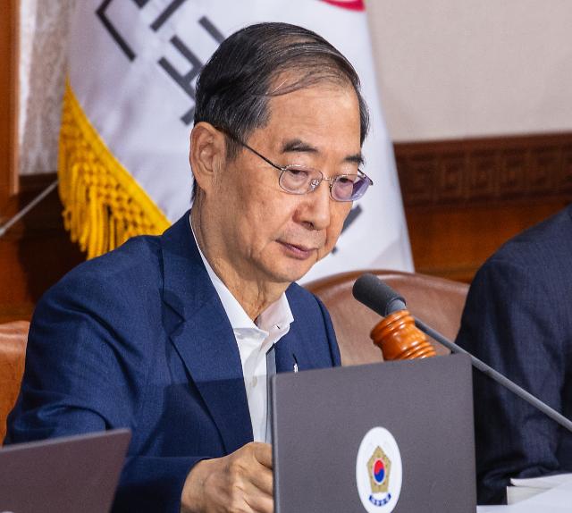 한덕수 국무총리가 11일 오전 서울 종로구 정부서울청사에서 열린 국무회의에 참석해 의사봉을 두드리며 회의를 시작하고 있다 사진연합뉴스