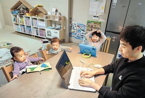 성하철 포스코 과장이 지난 1월부터 사내 출산·육아 지원 제도인 육아기 재택근무제를 활용해 세 자녀와 함께 집에 머물면서 업무를 보고 있다 사진포스코