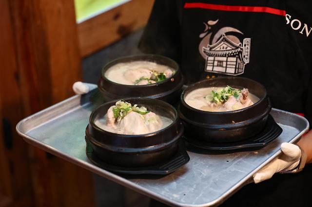 Món gà tần sâm tại một nhà hàng ở Seoul ẢnhYonhap News