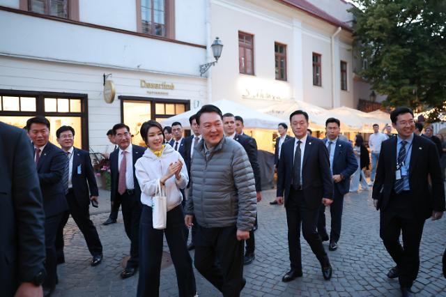 빌뉴스 구시가지 산책하는 윤석열 대통령 부부
    빌뉴스리투아니아연합뉴스 임헌정 기자  북대서양조약기구NATO·나토 정상회의 참석차 리투아니아를 방문 중인 윤석열 대통령과 김건희 여사가 10일현지시간 빌뉴스 구시가지를 산책하고 있다 빌뉴스 구시가지는 유네스코에 의해 세계문화유산으로 등재된 곳이다 2023711 공동취재
    kaneynacokr2023-07-11 061334
저작권자 ⓒ 1980-2023 ㈜연합뉴스 무단 전재 재배포 금지저작권자 ⓒ 1980-2023 ㈜연합뉴스 무단 전재 재배포 금지