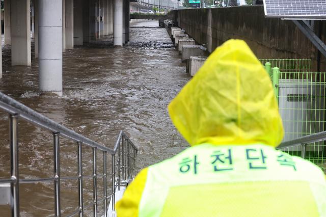 도림천 호우로 통제
    서울연합뉴스 서대연 기자  집중호우가 내린 11일 오후 서울 구로구 도림천에서 구청 관계자가 산책로 통행을 통제하고 있다 2023711
    dwiseynacokr2023-07-11 163717
저작권자 ⓒ 1980-2023 ㈜연합뉴스 무단 전재 재배포 금지저작권자 ⓒ 1980-2023 ㈜연합뉴스 무단 전재 재배포 금지