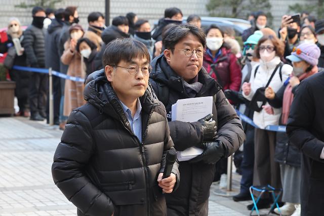 영장실질심사 법정 향하는 더탐사 강진구 대표
    서울연합뉴스 김주성 기자  유튜브 매체 시민언론 더탐사 강진구 대표가 22일 오전 서울 서초동 서울중앙지법에서 구속영장실질심사를 받기 위해 법정으로 향하고 있다 
    강 대표는 한동훈 법무부 장관을 미행하고 이른바 청담동 술자리 의혹을 제기해 한 장관 명예를 훼손한 혐의를 받는다 2023222
    utzzaynacokr2023-02-22 103756
저작권자 ⓒ 1980-2023 ㈜연합뉴스 무단 전재 재배포 금지저작권자 ⓒ 1980-2023 ㈜연합뉴스 무단 전재 재배포 금지