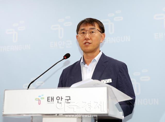 12일 군청 브리핑실에서 정례브리핑 중인 김창래 신속민원처리과장사진태안군