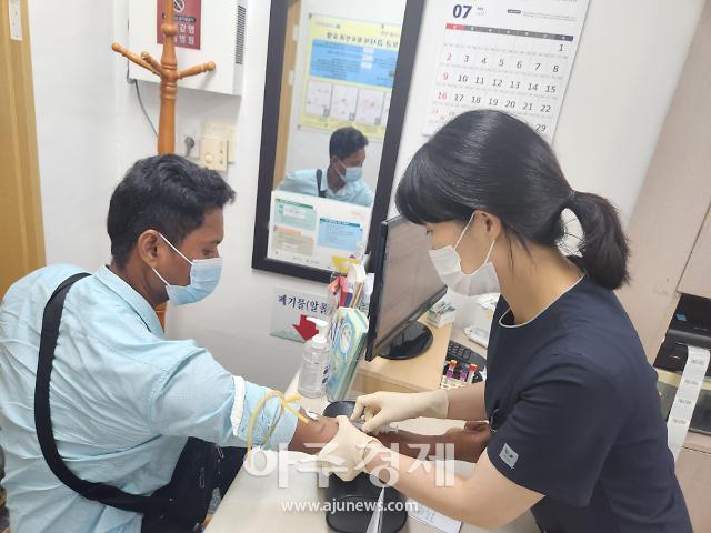 전북 고창군에 배치된 캄보디아 계절근로자가 혈액검사를 받고 있다사진고창군