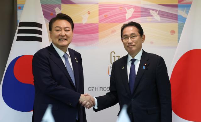 Tổng thống Yoon Suk-yeol bắt tay với Thủ tướng Nhật Bản Fumio Kishida tại hội nghị thượng đỉnh Hàn-Nhật được tổ chức tại Công viên Tưởng niệm Hòa bình Hiroshima vào ngày 2152023 ẢnhYonhap News