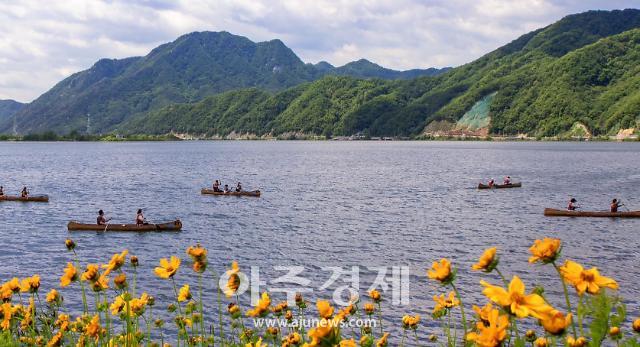 시민들이 의암호에서  카누를 즐기고 있다 사진강원관광재단