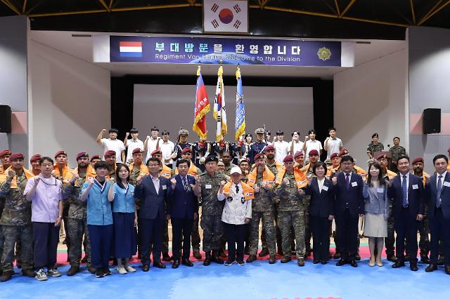 12일 육군36사단에서 열린 네덜란드 반호이츠 부대 장병 초청행사에서 반호이츠 부대원으로 6·25전쟁에 참전했던 최병수 옹중앙 타브 드 부르 네덜란드 반호이츠부대장오른쪽 두번째 등 참석자들이 기념사진을 촬영하고 있다  사진육군