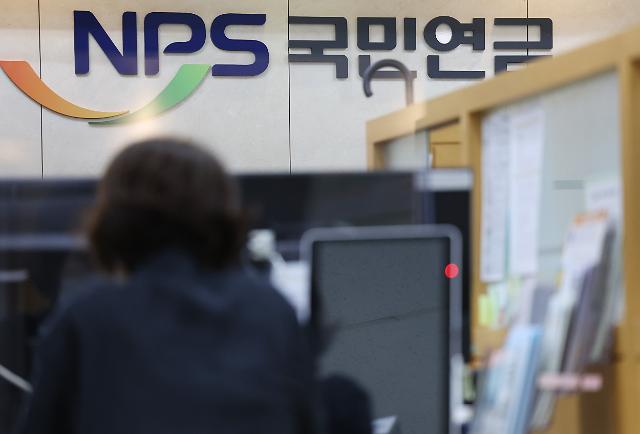 국민연금 20년 이상 가입한 수급자 월 평균액 100만원 첫 돌파
    서울연합뉴스 이지은 기자  국민연금에 20년 이상 가입하고서 노령연금을 타는 수급자의 월 평균액이 올해 들어 처음으로 100만원을 넘어선 가운데 12일 오전 서울 서대문구 국민연금공단 서울북부지역본부 이날 국민연금공단의 2023년 3월 기준 국민연금 통계 자료를 보면 20년 이상 국민연금에 가입하고서 노령연금을 받는 수급자는 97만4천518명으로 이들은 월평균 103만5천205원을 받고 있다 월평균 노령연금액이 100만원을 돌파한 것은 1988년 국민연금제도가 도입되고서 35년 만에 처음이다 2023712
    jieunleeynacokr2023-07-12 153000
저작권자 ⓒ 1980-2023 ㈜연합뉴스 무단 전재 재배포 금지저작권자 ⓒ 1980-2023 ㈜연합뉴스 무단 전재 재배포 금지