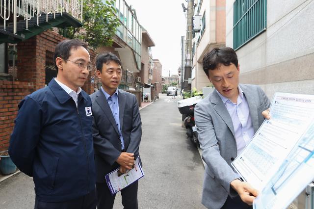 김오진 국토교통부 제1차관이 12일 서울 관악구 소재 매입임대주택을 방문하여 여름철 집중호우 대비 침수방지시설 설치 상황을 점검하고 있다 사진연합뉴스