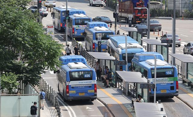 Một bến xe buýt ở gần khu vực ga Seoul vào chiều ngày 372023 ẢnhYonhap News
