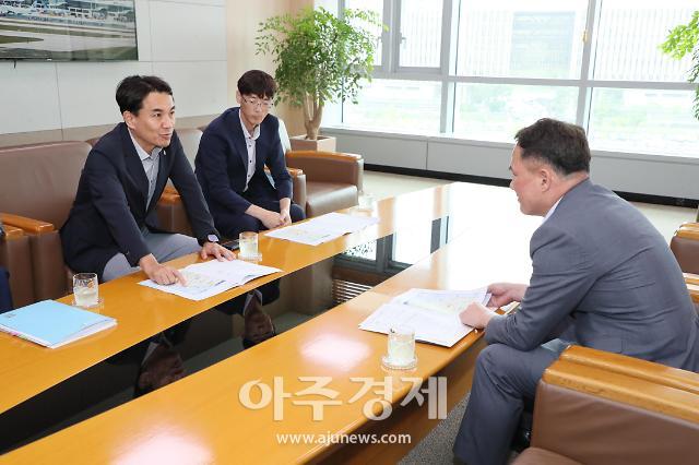 김진태 도지사가 백원국 국토교통부 2차관과 면담을 진행하고 있다 사진강원도