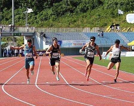 왼쪽 두번째한국 육상 남자 단거리 국가대표 박원진 사진연합뉴스