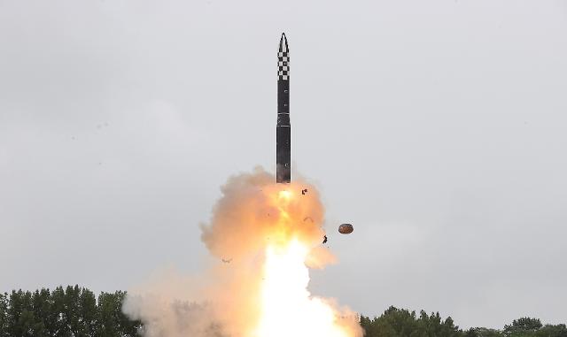 북한이 12일 김정은 국무위원장이 참석한 가운데 신형 고체연료 대륙간탄도미사일ICBM 화성-18형의 시험발사를 감행했다고 13일 조선중앙통신이 보도했다 사진연합뉴스