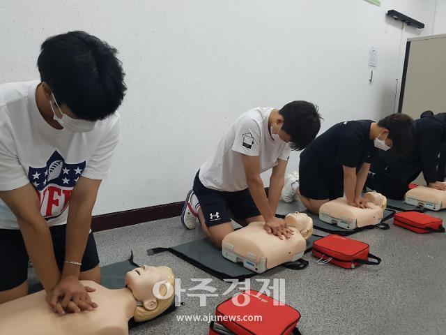 청소년 동아리에서 응급처치 안전교육을 실시하고 있다사진삼척시