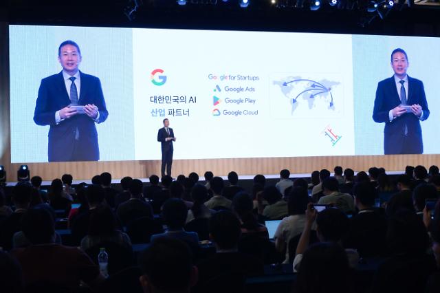 김경훈 구글코리아 사장이 인공지능위크 행사에서 발표하고 있다 사진Google