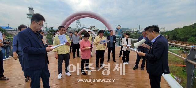 동해시의회 관걔자들이 도째비골 스카이밸리  해랑전망대에서 동해시청 관광과장으로 부터 현장설명을 경청하고 있다사진동해시의회