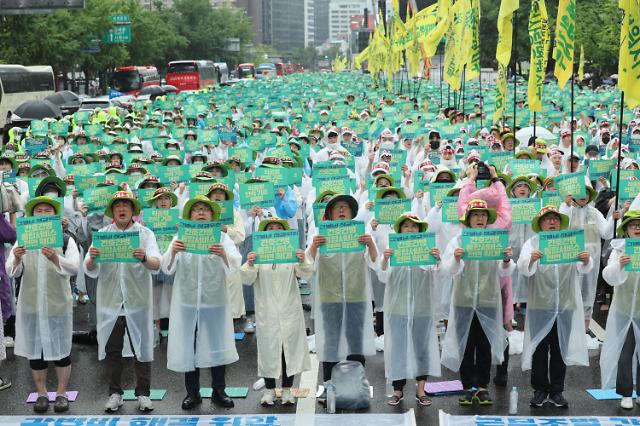 대규모 총파업 돌입한 보건의료노조
    서울연합뉴스 임화영 기자  전국보건의료산업노조보건의료노조 조합원들이 13일 오후 서울 종로구 세종대로 일대에서 열린 산별 총파업 대회에서 인력·공공의료 확충 간호간병통합서비스 전면 해결 등을 촉구하고 있다 2023713
    hwayoung7ynacokr2023-07-13 144444
저작권자 ⓒ 1980-2023 ㈜연합뉴스 무단 전재 재배포 금지저작권자 ⓒ 1980-2023 ㈜연합뉴스 무단 전재 재배포 금지