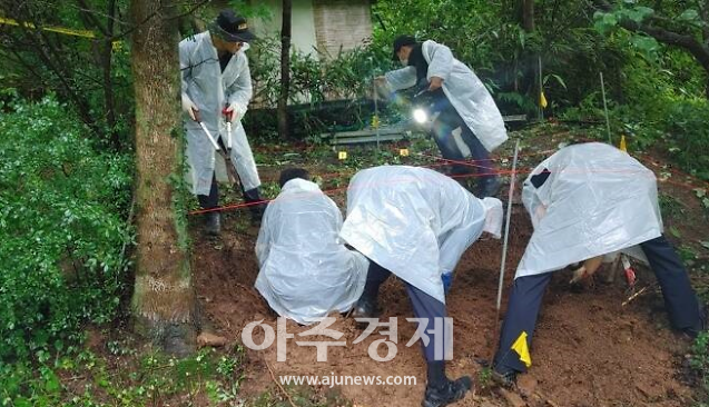 광양시 한 야산에서 출생 후 미신고 영아 사체를 수색하고 있다 사진전남경찰청