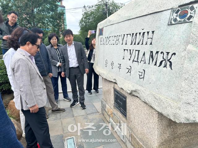 주광덕 남양주시장왼쪽이 지난 12일 몽골 울란바토르시에 위치한 남양주거리를 방문해 조형물을 살펴보고 있다사진남양주시