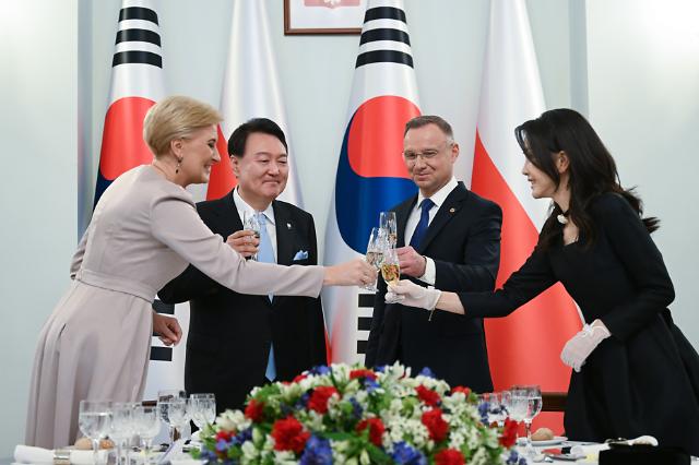 공식만찬에서 건배하는 한·폴란드 정상 내외
    바르샤바연합뉴스 임헌정 기자  폴란드를 공식 방문 중인 윤석열 대통령과 김건희 여사가 13일현지시간 바르샤바 대통령궁에서 열린 공식 만찬에서 안제이 두다 폴란드 대통령과 아가타 코른하우저 두다 여사와 건배하고 있다 2023714 공동취재
    kaneynacokr2023-07-14 073943
저작권자 ⓒ 1980-2023 ㈜연합뉴스 무단 전재 재배포 금지저작권자 ⓒ 1980-2023 ㈜연합뉴스 무단 전재 재배포 금지