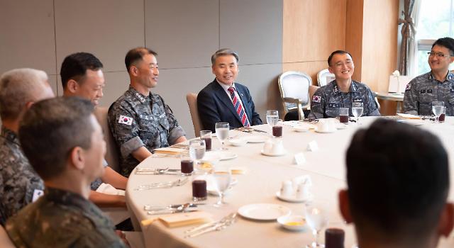 이종섭 국방부장관이 14일 국방컨벤션에서 북한 우주발사체 탐색 및 인양작전에 참가했던 현장 지휘관들과 심해잠수사 UDT 함정 승조원 등 12명의 관계관들을 격려하고 함께 담소를 나누고 있다 사진국방부