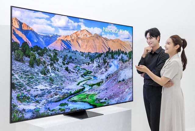 삼성전자 모델이 98형 Neo QLED 8K 신모델을 소개하는 모습사진삼성전자