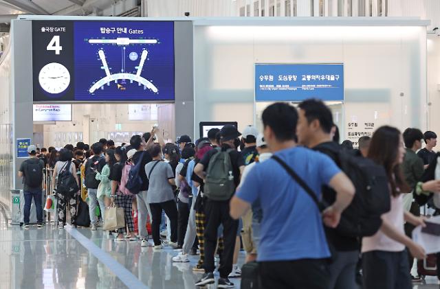 Sảnh khởi hành tại sân bay quốc tế Incheon đông nghịt hành khách ẢnhYonhap News