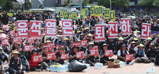 전국금속노조 울산 총파업 대회
    울산연합뉴스 김용태 기자  12일 오후 울산 태화강역 광장에서 열린 전국금속노동조합 울산지부 총파업 대회에서 조합원들이 구호를 외치고 있다 2023712
    yongtaeynacokr2023-07-12 162637
저작권자 ⓒ 1980-2023 ㈜연합뉴스 무단 전재 재배포 금지저작권자 ⓒ 1980-2023 ㈜연합뉴스 무단 전재 재배포 금지