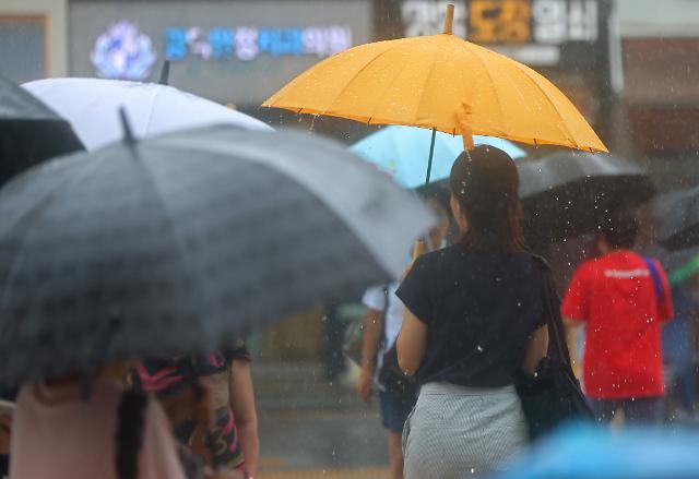 본격 장마 시작
    서울연합뉴스 김도훈 기자  서울 전역에 호우주의보가 발효되는 등 본격적인 장마가 시작된 13일 서울 동작구 이수역 인근에서 우산을 쓴 시민들이 길을 지나고 있다 2023713
    superdoo82ynacokr2023-07-13 125348
저작권자 ⓒ 1980-2023 ㈜연합뉴스 무단 전재 재배포 금지저작권자 ⓒ 1980-2023 ㈜연합뉴스 무단 전재 재배포 금지