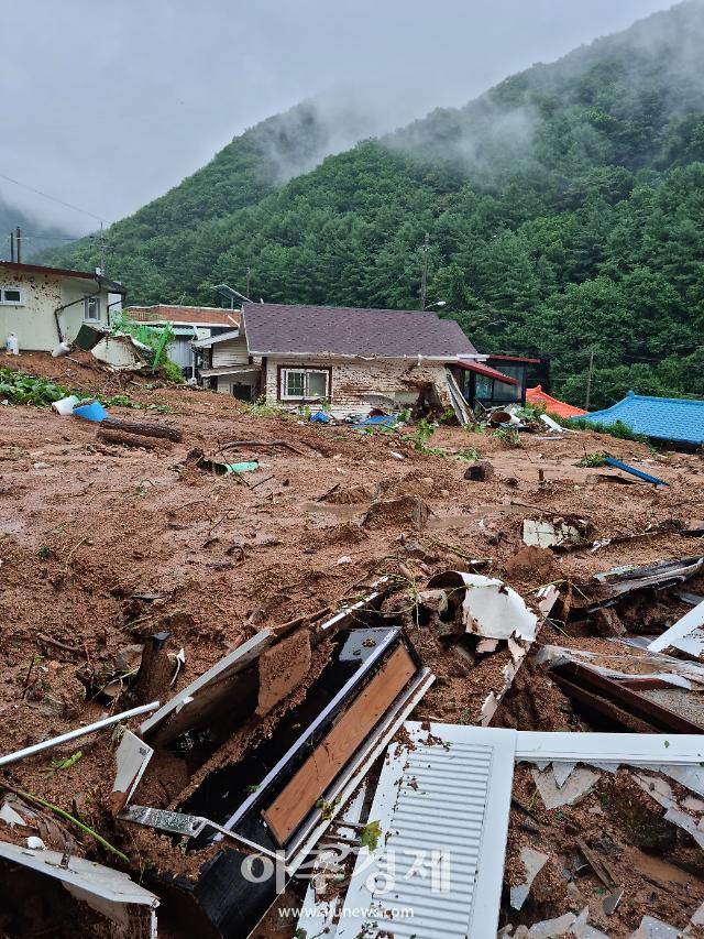 문경시 동로면 수평리에서 산사태가 발생해 여러채의 가옥이 부서지고 사람들이 매몰됐다사진김규남 기자