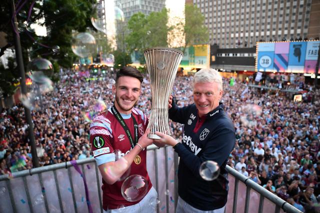 TOPSHOT - West Ham Uniteds English midfielder Declan Rice and West Ham Uniteds Scottish manager David Moyes hold the UEFA Europa Conference League trophy on stage at the Town Hall in Stratford east London on June 8 2023 following an open-top bus during a parade to celebrate the team winning the football final against Fiorentina Photo by Daniel LEAL  AFP2023-06-09 151055
저작권자 ⓒ 1980-2023 ㈜연합뉴스 무단 전재 재배포 금지undefined