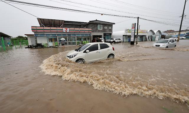15일 충북 청주시 오송읍 쌍청리 도로에 호우로 불어난 빗물이 흥건하게 고여 있다 사진연합뉴스
