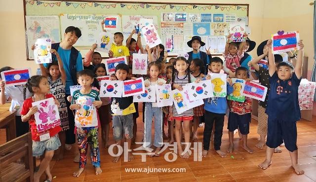 라오스 꿈 봉사단은 지난달 25일부터 8일간 라오스 비엔티아주 반동마을 센쑥학교에 방문해 교육봉사와 문화교류 활동을 펼쳤다 사진구창교 대표