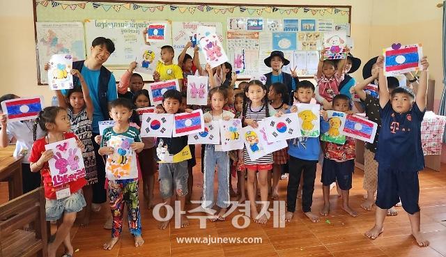 라오스 꿈 봉사단은 지난달 25일부터 8일간 라오스 비엔티아주 반동마을 센쑥학교에 방문해 교육봉사와 문화교류 활동을 펼쳤다 사진구창교 대표 