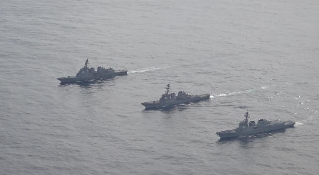 한·미·일은 지난 2월 22일 동해의 공해상에서 해상 미사일 방어훈련을 실시했다 사진에서 왼쪽부터 일본 아타고함 미국 배리함 한국 세종대왕함 사진합동참모본부
