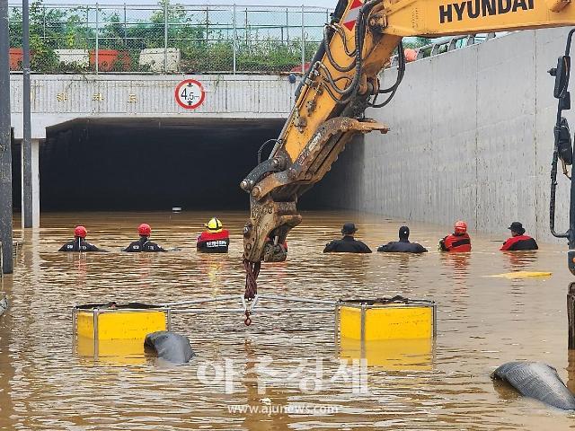 충북 오송 궁평지하차도 침수 현장에서 119구조대가 인명검색을 하고 있다 사진소방청