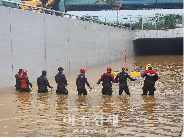 오전 충북 오송 궁평지하차도 침수 현장에서 119구조대가 인명검색을 하고 있다 사진소방청