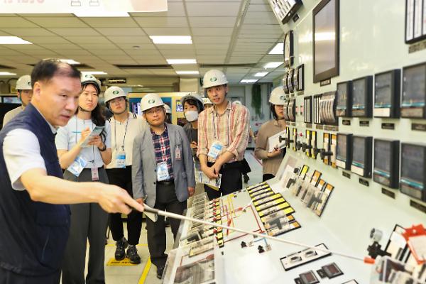모상영 고리1발전소장이 설명하고 있다 사진한국수력원자력