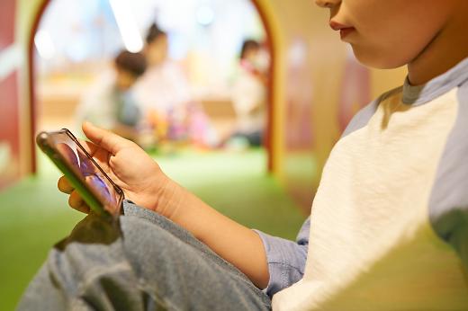 研究：疫情后韩国儿童 屏幕媒体使用时间过度 适应学校受阻