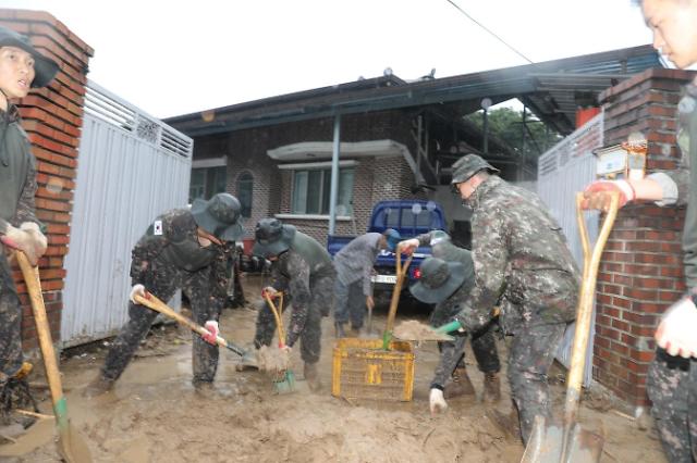 육군 제2작전사령부 예하 50사단 장병들이 집중 호우로 인해 토사가 밀려든 경북 예천군 감천면 가옥과 도로에 토사를 걷어내고 있다사진제2작전사령부