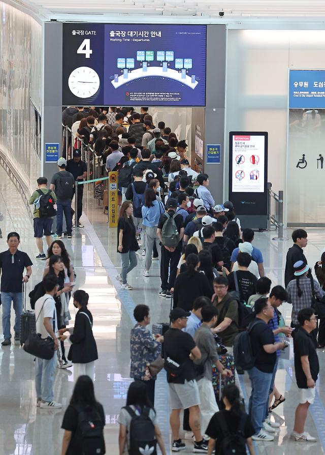 인천국제공항 제1여객터미널 출국장이 여행객들로 붐비고 있다 사진연합뉴스