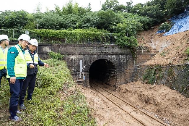 폭우로 인한 피해 현장을 둘러보고 있는 원희룡 국토교통부 장관
