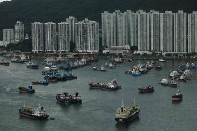 제4호 태풍 탈림을 피해 홍콩 항구에 정박 중인 선박들사진AFP연합뉴스