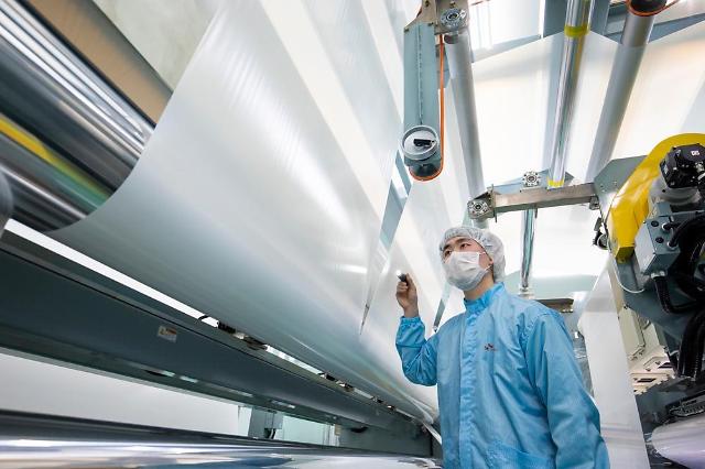 충북 증평군에 위치한 SK아이이테크놀로지 공장에서 직원이 리튬이온배터리 분리막 제품을 살펴보고 있다사진SKIET